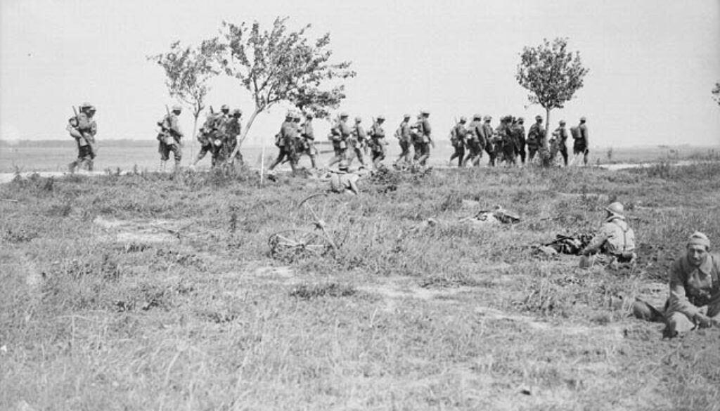 48_Canadians advancing during the Battle of Amiens. French troops in foreground.